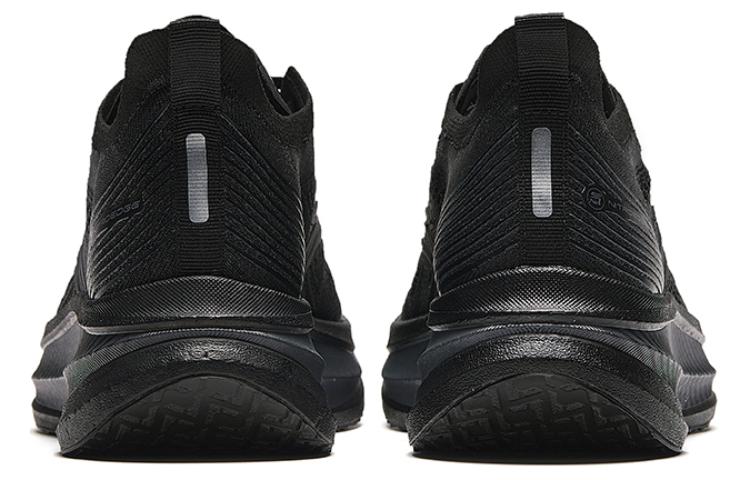 Shop Anta Sepatu Lari Horsepower 'Hitam' 912425588-3