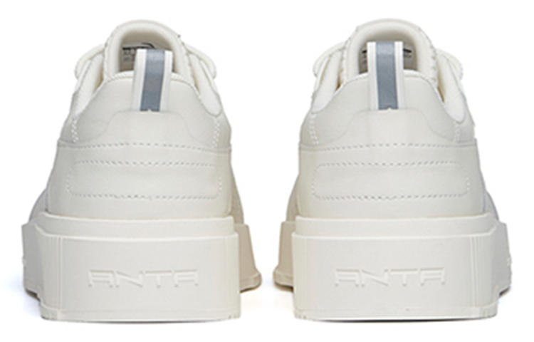 Shop 安踏生活系列运动鞋‘象牙白’ 112228040-1