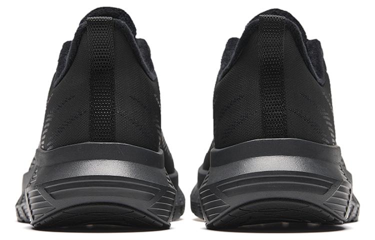 Lookbook 安踏轻云低帮跑鞋‘黑色舒适’ 112345530-10