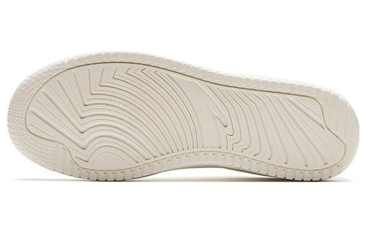 Shop Anta Low-Top 'Elevated Ringan Putih' 912348068-8