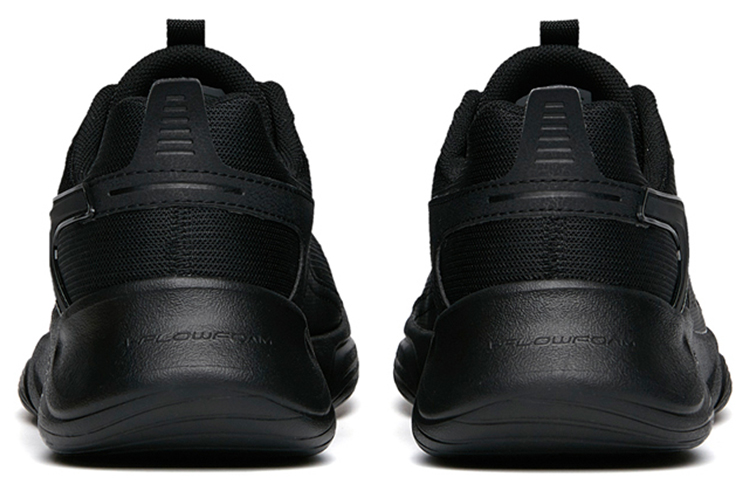 Shop Anta安踏 耐磨減震 低幫運動鞋 純黑