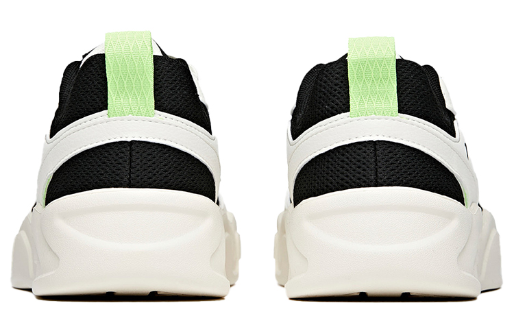 Shop 安踏 防滑耐磨 低幫 板鞋 男款 白黑