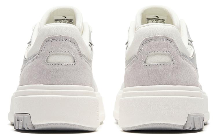 Shop 安踏低帮运动鞋 '灰色舒适搭配' 912348072-3