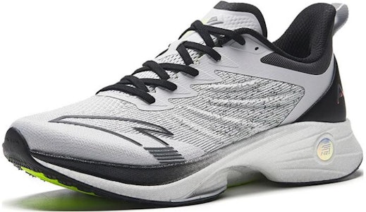 安踏 男款耐磨減震低幫跑步鞋 黑白灰 Lookbook 安踏 男款耐磨減震低幫跑步鞋 黑白灰