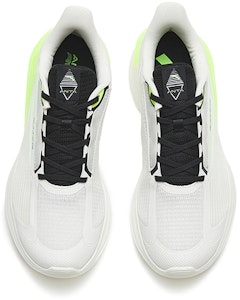 安踏跑步系列城市畅跑轻便低帮跑步鞋男款白绿 Lookbook 安踏跑步系列城市畅跑轻便低帮跑步鞋男款白绿