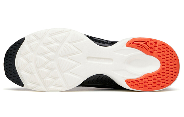 Shop 安踏低帮跑步系列'黑色' 112125580-1