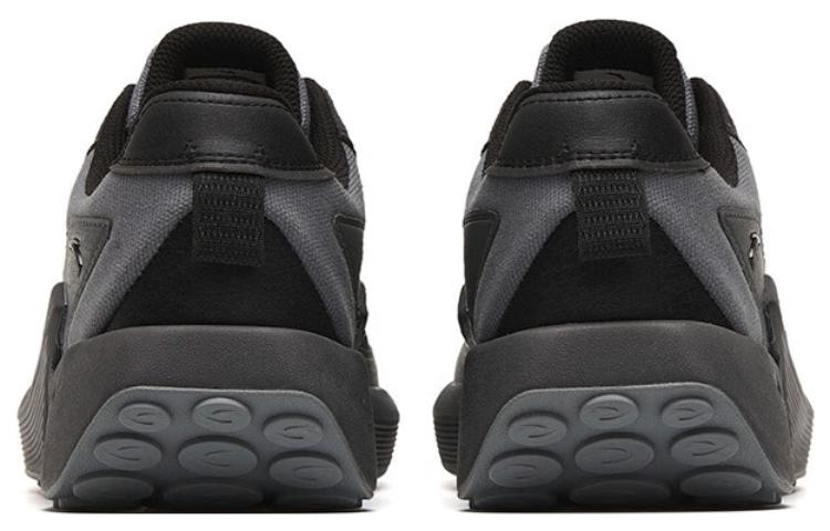 Shop 安踏跑步系列运动鞋‘黑灰’ 912248857-3