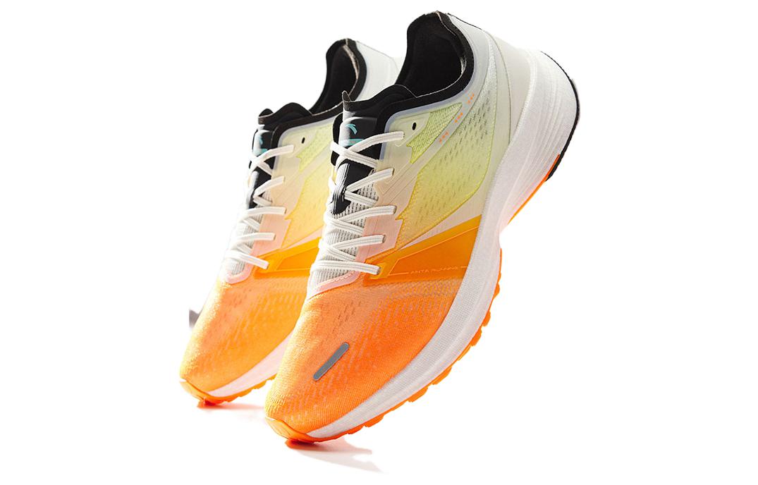 Lookbook 安踏跑步系列运动鞋‘白黄橙’ 912345585-2