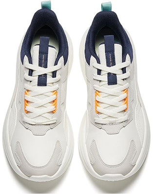 安踏舒適百搭防滑耐磨低幫跑步鞋男款 白色 Lookbook 安踏舒適百搭防滑耐磨低幫跑步鞋男款 白色