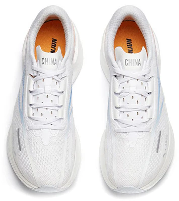 Anta安踏 骇浪 1 氮科技 專業長距離 跑步鞋 男款 白色 Lookbook Anta安踏 骇浪 1 氮科技 專業長距離 跑步鞋 男款 白色