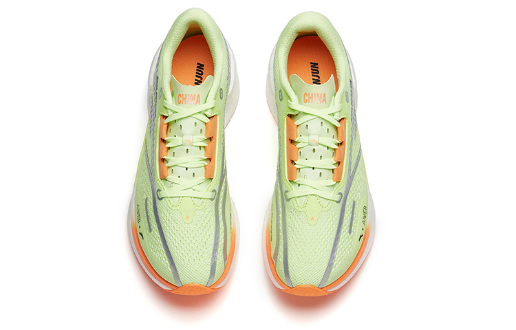 Lookbook Anta安踏 震浪 氮科技 專業長距離 透氣輕便 低筒 跑步鞋 男款 綠橙銀