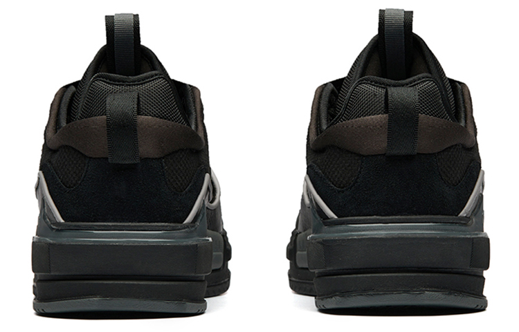 Shop Anta Skate Rendah 'Hitam' 912238060-2