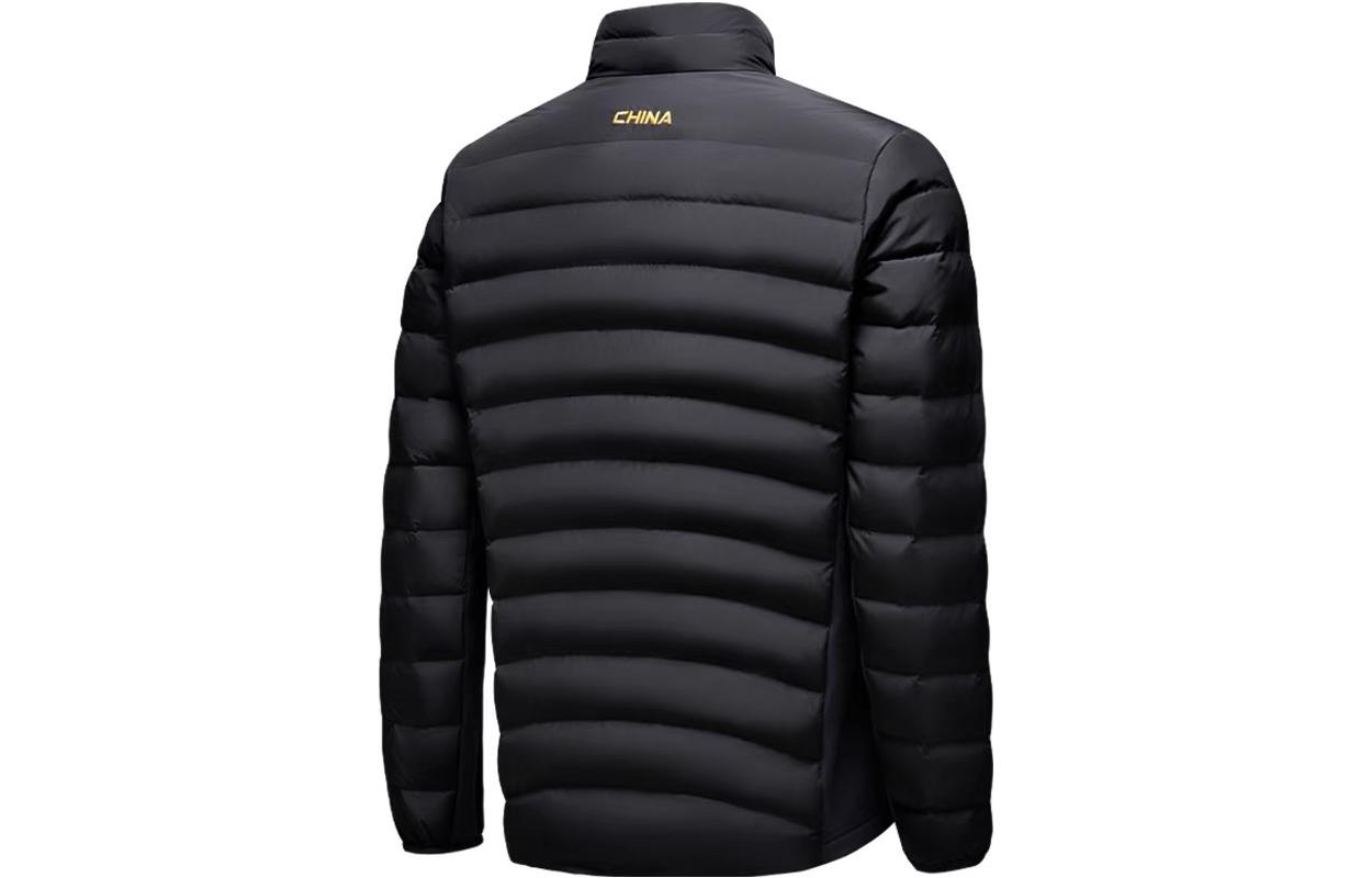 Lookbook 안타 스포츠 라이프스타일 유니섹스 블랙 하이칼라 집업 다운 자켓. 452340108-1