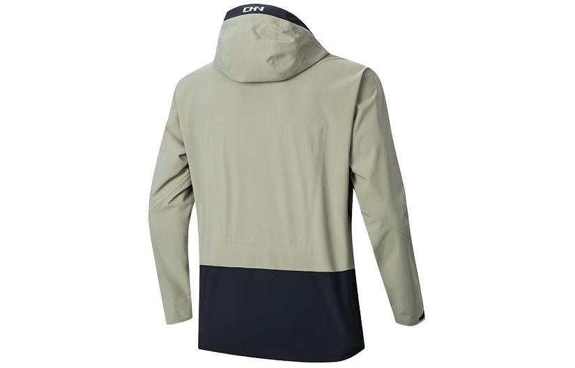 Lookbook 安踏Storm Shield戶外防水防風外套 - 橄欖綠 152417616-1