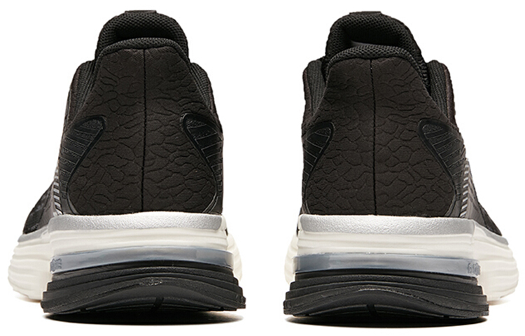 Shop Anta安踏 天啟 低筒 跑步鞋 男款 黑灰