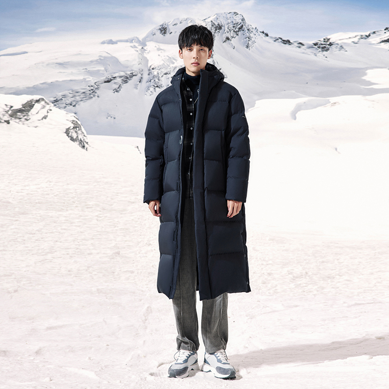 Shop 安踏訓練系列 黑色四向抗雪長版羽絨外套 952347905-3