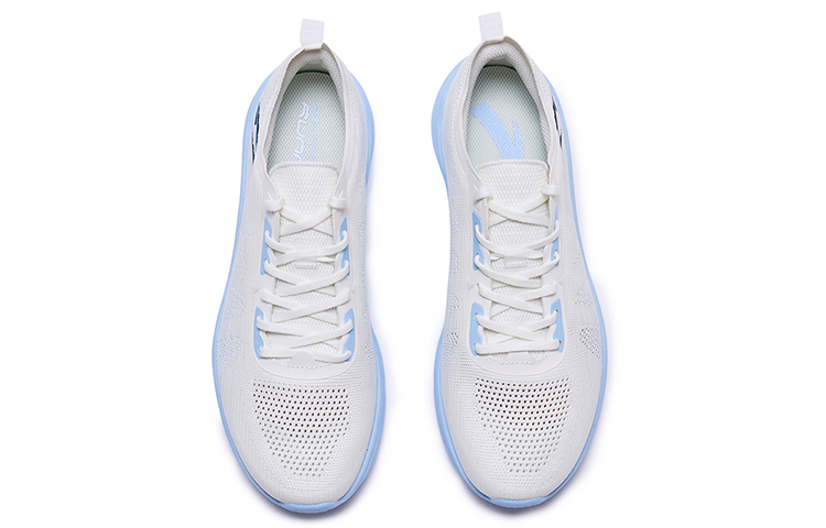 Shop 安踏 跑步系列运动鞋 '白色浅蓝' 112225540-3