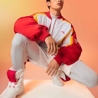 安踏x陈鹏 无领短款运动夹克 - 热能红 152418906-1 Lookbook 安踏x陈鹏 无领短款运动夹克 - 热能红 152418906-1