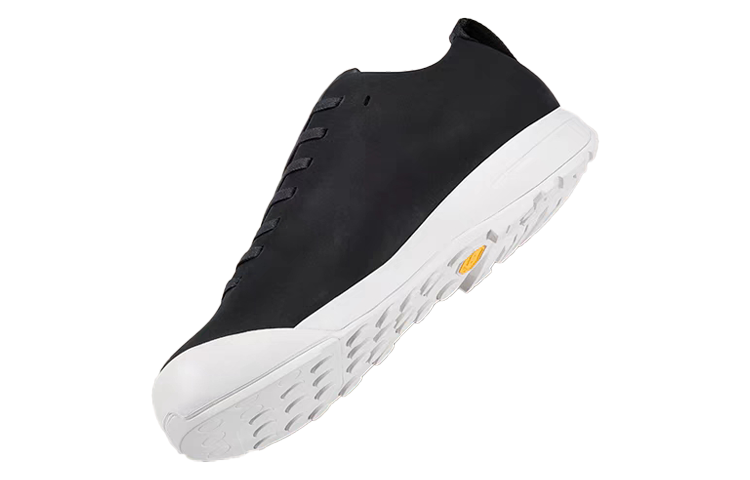 Shop Arc'teryx Ralle Kulit 'Hitam/Limau' L08077800