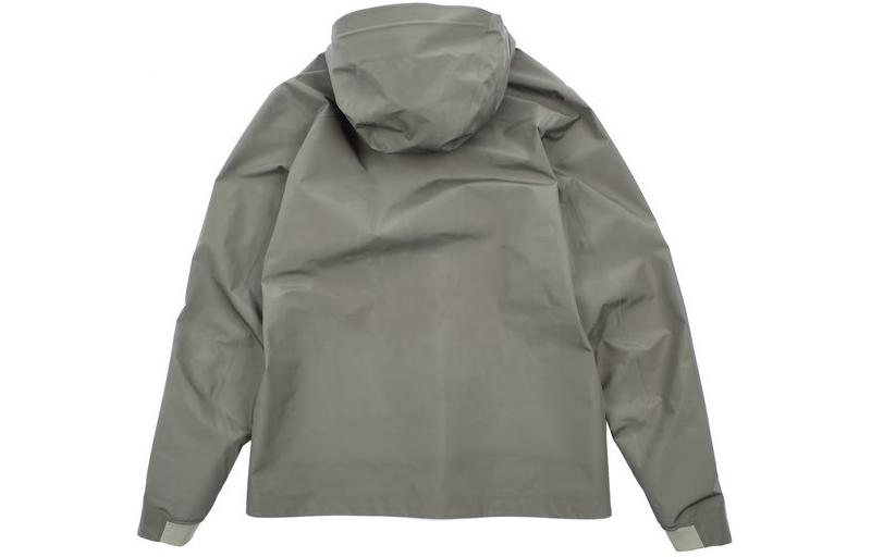 Lookbook Chaqueta Arcteryx Veilance Arris SS23 con capucha, color sólido y manga larga. 1731329136