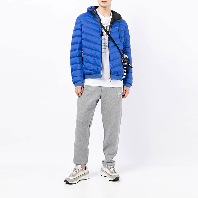 Lookbook 아르마니 익스체인지 AE FW21 로고 퍼퍼 다운 재킷 남성 블루 후드. 8NZB53-ZNW3Z-85AE