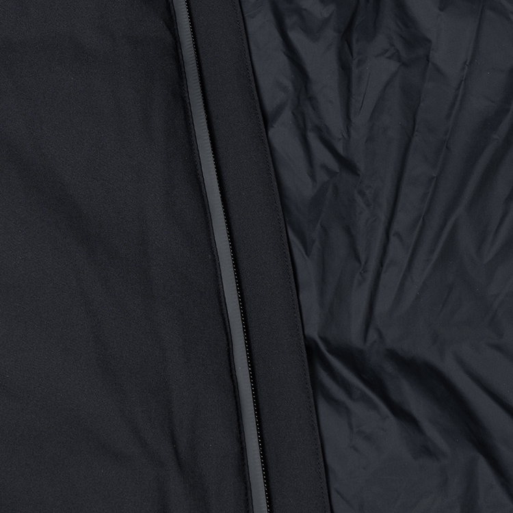 Sizing ARMANI EXCHANGE 黑色連帽羽絨外套，附Logo印花及拉鍊。 6KZB12-ZNICZ-1200