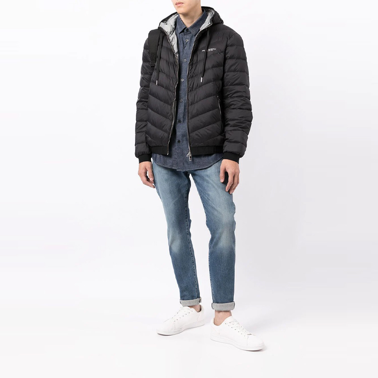 Lookbook 阿玛尼AX黑色印花连帽羽绒夹克。 8NZB53-ZNW3Z-0217