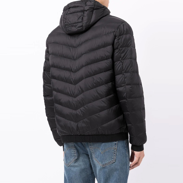 Shop 阿玛尼AX黑色印花连帽羽绒夹克。 8NZB53-ZNW3Z-0217