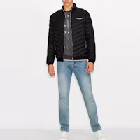 Lookbook Armani Exchange FW22 黑色羽絨外套 高領設計 搭配品牌印花。 8NZB52-ZNW3Z-0217