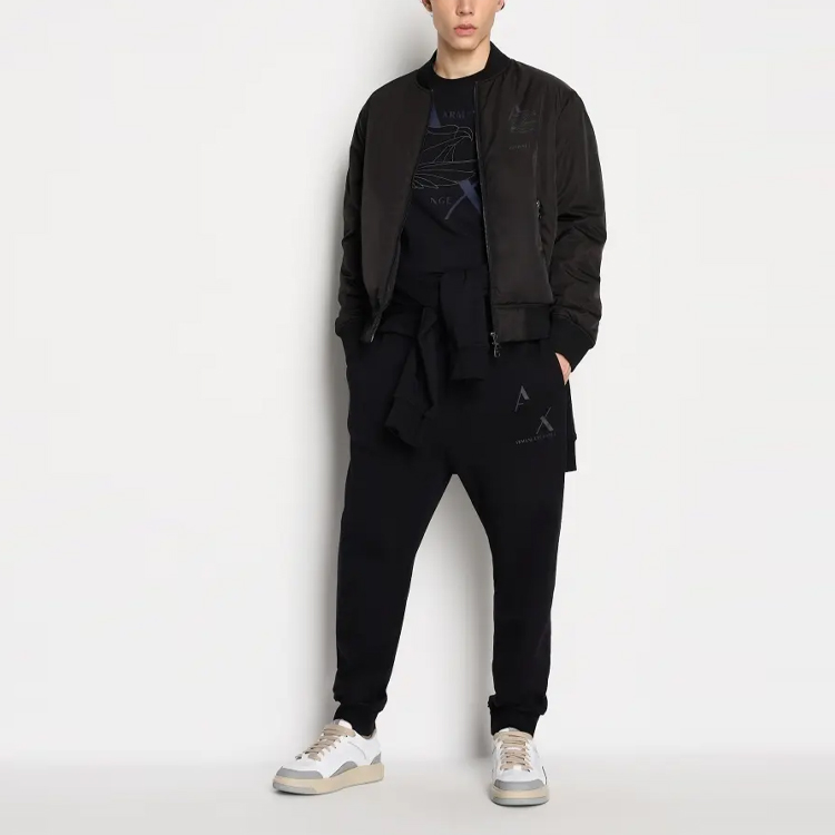 Lookbook 알마니 익스체인지 FW23 블랙 이글 로고 야구 칼라 재킷. 6RZB05-ZNUEZ-1200