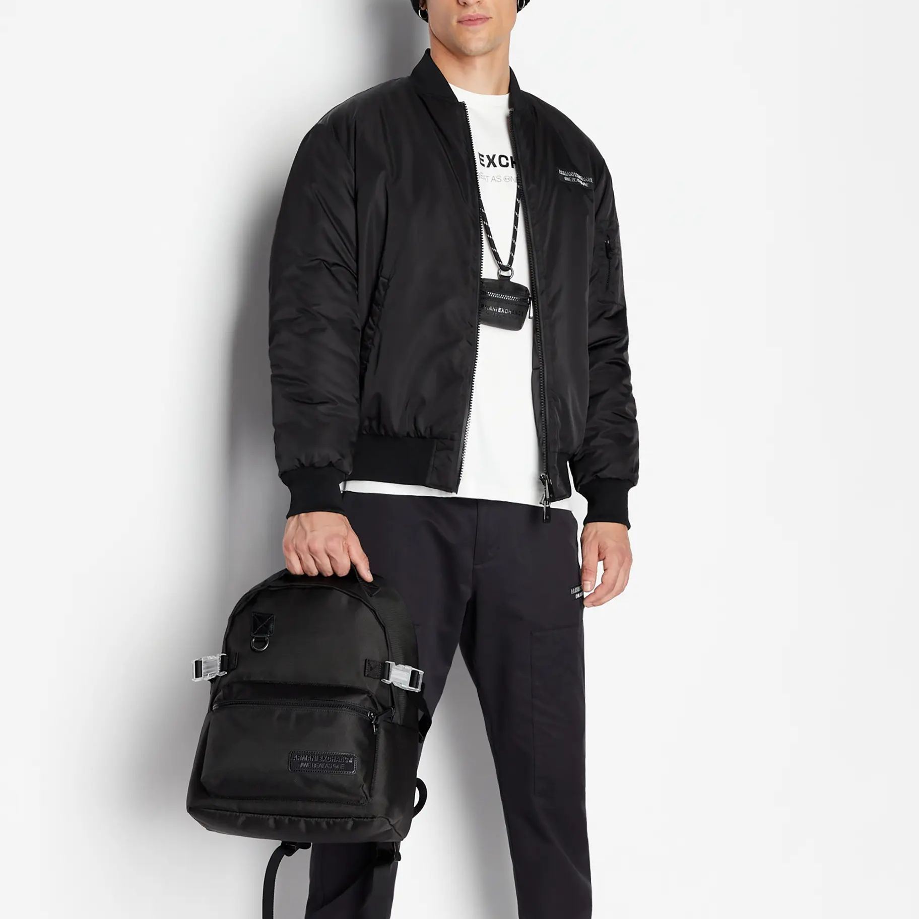 Lookbook 아르마니 익스체인지 FW23 블랙 로고 패치 야구 칼라 코튼 재킷. 6RZB12-ZNJ7Z-1200