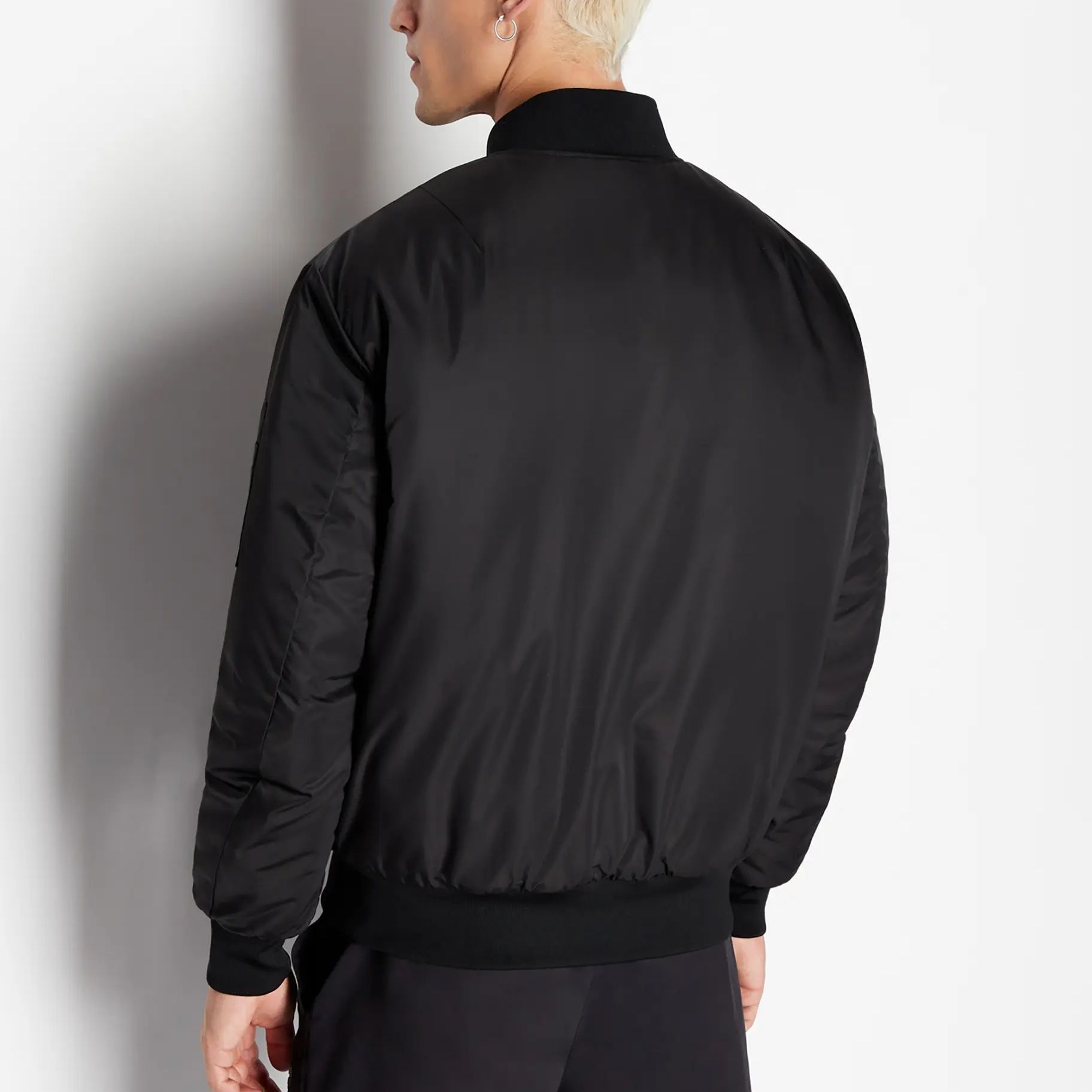 Purchase 아르마니 익스체인지 FW23 블랙 로고 패치 야구 칼라 코튼 재킷. 6RZB12-ZNJ7Z-1200