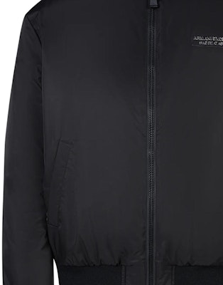 아르마니 익스체인지 FW23 블랙 로고 패치 야구 칼라 코튼 재킷. 6RZB12-ZNJ7Z-1200 Sizing 아르마니 익스체인지 FW23 블랙 로고 패치 야구 칼라 코튼 재킷. 6RZB12-ZNJ7Z-1200