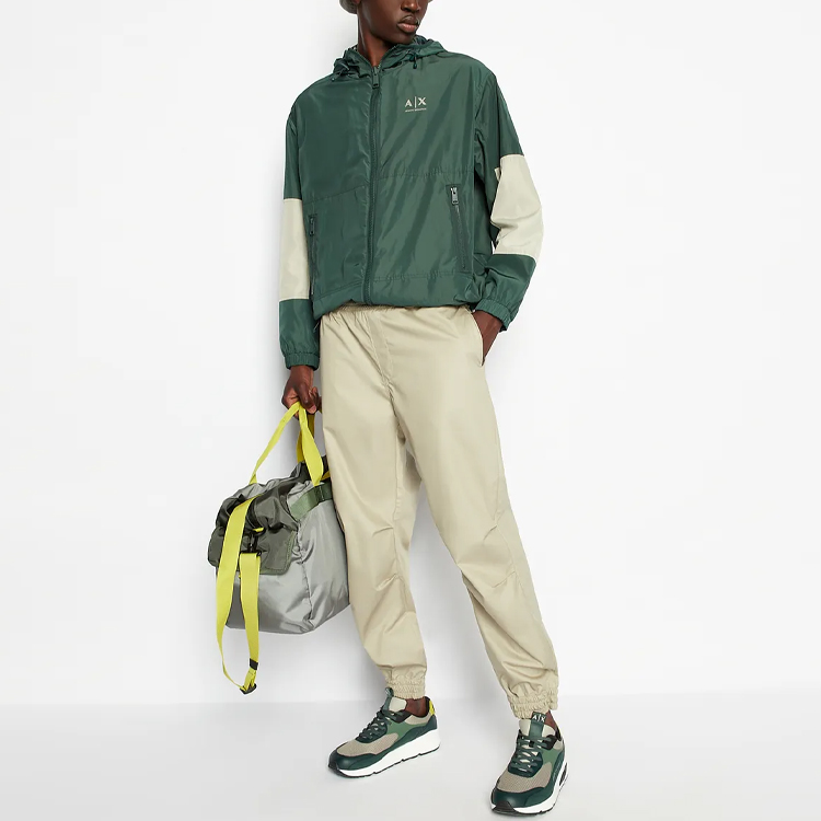 Lookbook ARMANI EXCHANGE SS23 男款暗綠色Logo拼色拉鏈連帽外套。 3RZB18-ZNNSZ-4885