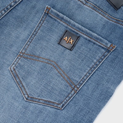 阿玛尼交换2024春夏系列蓝色中腰直筒牛仔短裤。 3DZJ65-Z1XBZ-1500 Purchase 阿玛尼交换2024春夏系列蓝色中腰直筒牛仔短裤。 3DZJ65-Z1XBZ-1500