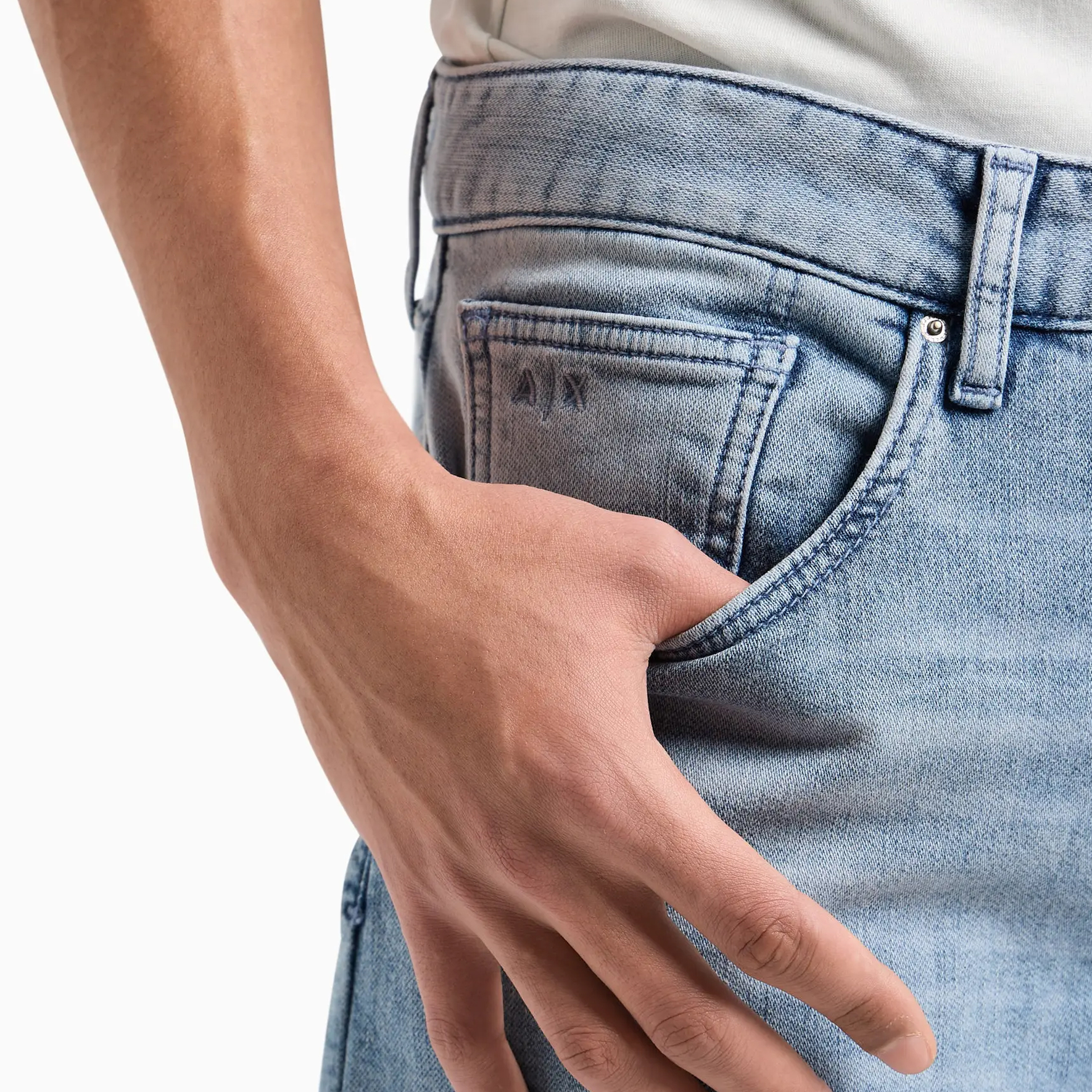 Sizing ARMANI EXCHANGE SS24 男士Logo低腰直筒修身牛仔裤 浅蓝色. 3DZJ13-Z1TTZ-25EU