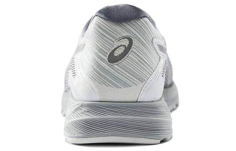 Shop Asics DynaFlyte 低筒 跑步鞋 男款 灰白