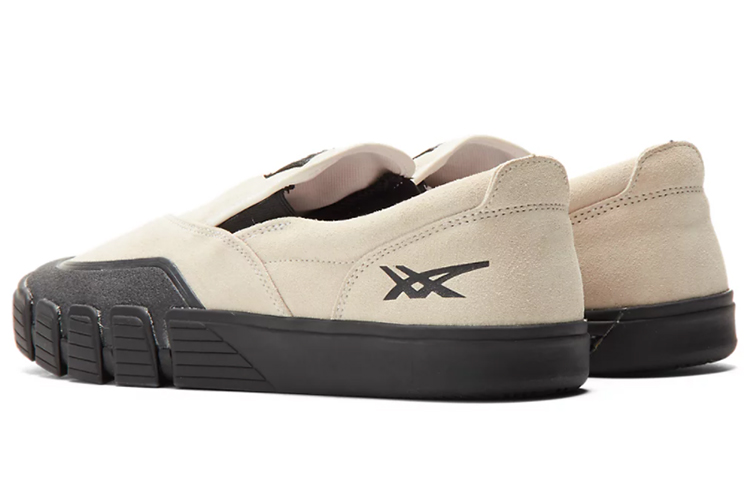 Shop Asics Gel-Flexkee 滑入式休閒板鞋 米白黑