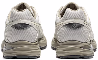 Shop Asics Gel-Flux 4 舒適 減震防滑 低筒 跑步鞋 男款 米色