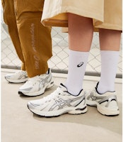 아식스 젤-플럭스 4 CN '실버' 1012B464-102 Lookbook 아식스 젤-플럭스 4 CN '실버' 1012B464-102