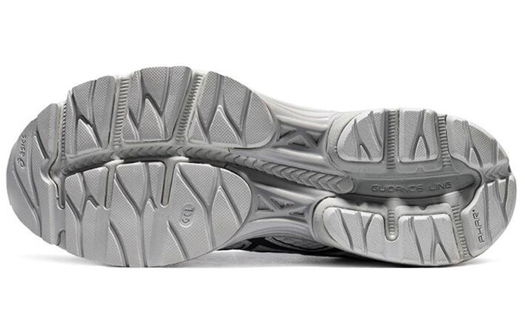 Shop Asics Gel-Flux 4 防滑減震透氣 低筒 跑步鞋 男款 灰色