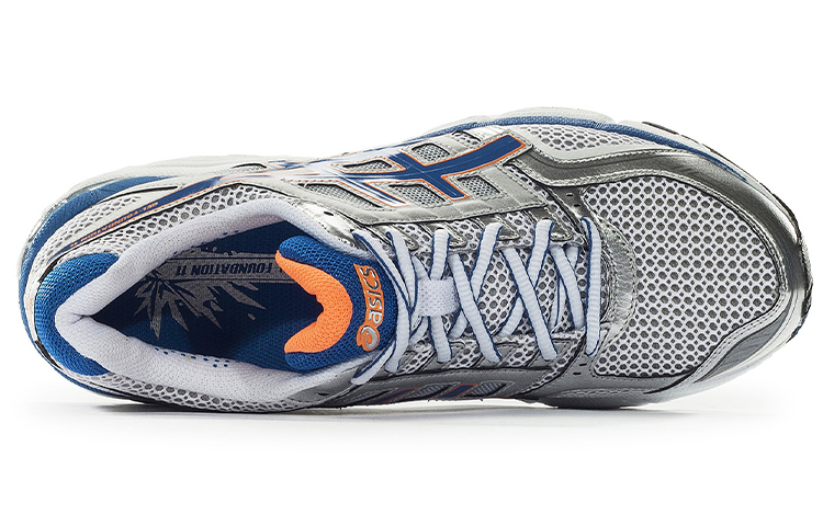 Shop Asics Gel-Foundation 11 低筒跑步鞋 銀藍