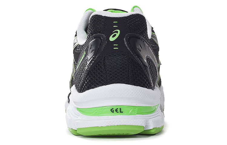 Shop Asics Gel-Innovate 休閒跑步鞋 黑綠