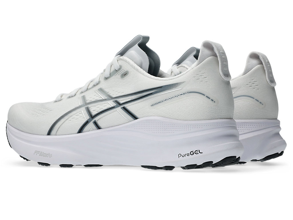 Shop ASICS GEL-KAYANO 32 跑鞋 白色/纯银色 1011C052-100