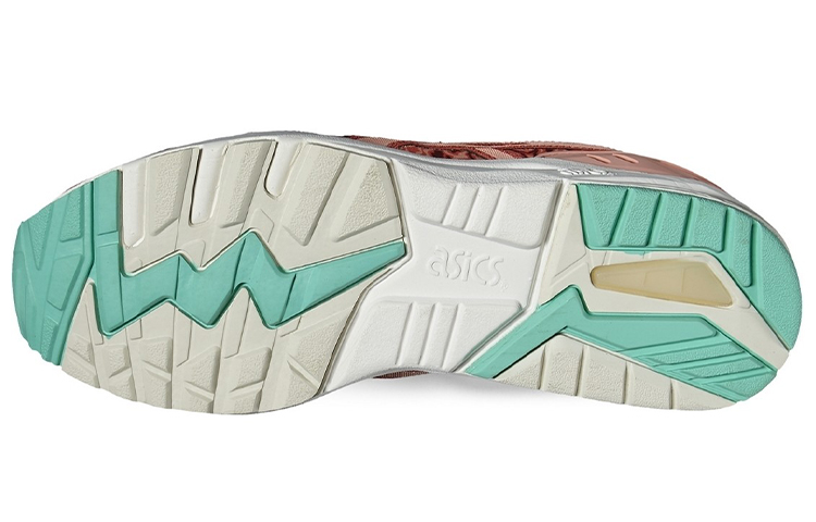 Shop Asics Gel-Kayano 教練跑步鞋 黃色