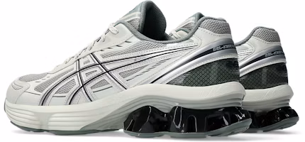 Shop ASICS GEL-KINETIC FLUENT 運動鞋 密封灰/純銀 1203A591-021