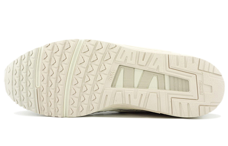 Shop Asics Gel-Sight 舒適耐磨防滑 低筒運動跑步鞋 米白色