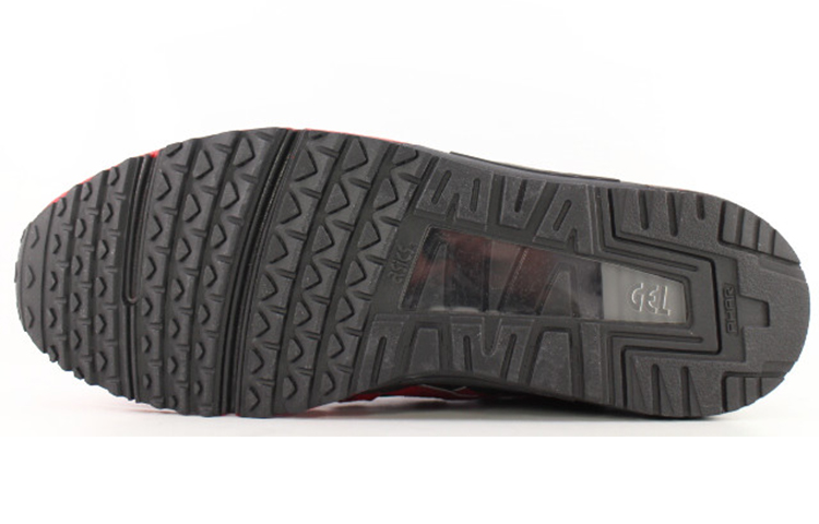 Shop Asics Gel-Sight 低筒跑步鞋 黑紅