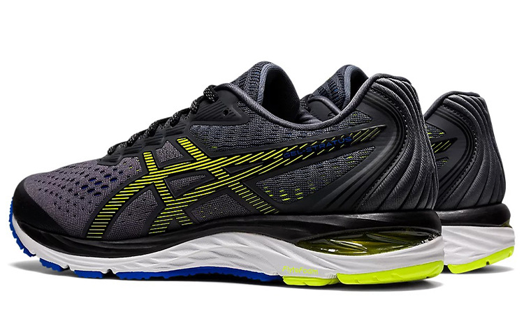 Shop Asics Gel-Stratus 緩震防滑 低筒運動跑步鞋 石墨灰