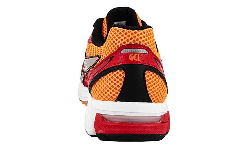 Shop Asics Gel-Stratus 緩震防滑 低筒運動跑步鞋 紅